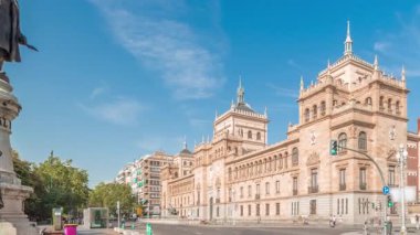 Panorama, İspanya, Valladolid Plaza de Zorrilla 'da Süvari Akademisi' nin zaman çizelgesini gösteriyor. Karmaşık mimarisi olan tarihi askeri bina, bulutlu mavi bir gökyüzünün altında kalabalık şehir manzarası ile çevrili.