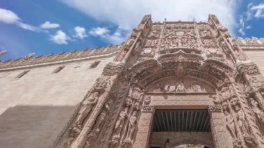 Valladolid 'deki Colegio de San Gregorio, Ulusal Heykel Müzesi' nin tarihi ve mavi gökyüzünde geçen bulutlar. Bakış açısına bakıyorum. Kastilya ve Leon, İspanya