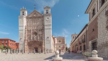 Panorama, tarihi San Pablo Kilisesi 'nin Valladolid zaman çizelgesini gösteriyor. Karmaşık cephesini, gül penceresini, giriş kapısını ve ikiz kulelerini gösteriyor. İspanya 'nın Castilla y Leon kentindeki eski bir Dominik manastırı..