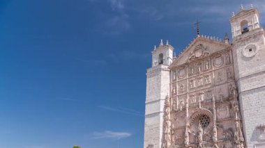 Valladolid Zaman Çizelgesi 'ndeki tarihi San Pablo Kilisesi karmaşık cephesini, gül penceresini, giriş kapısını ve ikiz kulelerini gözler önüne seriyor. İspanya 'nın Castilla y Leon kentindeki eski bir Dominik manastırı..