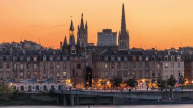 Günbatımından sonra Saint Michel Katedrali kuleleri ve Garonne Nehri 'nin yer aldığı Bordeaux şehrinin panoramik manzarası günden geceye geçiş zamanı. Tarihsel mimari, Fransa 'da aydınlatılmış simgeler