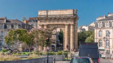 Porte de Bourgogne zaman atlaması, Fransa Bordeaux 'daki tarihi ortaçağ geçidi. Klasik mimari, ağaçlı sokaklar ve yoğun trafik ile çevrili, zafer kemeri olan ikonik bir yer.