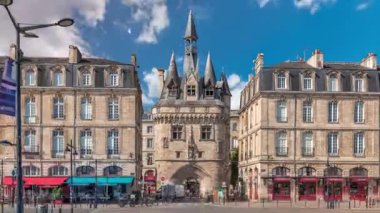 Ortaçağ mimarisi ve kuleleriyle Fransa 'nın Bordeaux kentinde tarihi Porte Cailhau zaman atlaması. Şehir manzaraları caddelerde tramvay trafiği ile birlikte geçidi ve canlı çevreyi gösteriyor.