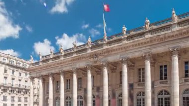 Büyük Bordeaux Tiyatrosu Fransa 'da zaman atlaması, Opera Ulusal ve Bale Ulusal' a ev sahipliği yapıyor. Sütunları olan neoklasik bir mimari mücevher. Mavi bulutlu gökyüzünün altında yürüyen insanlar