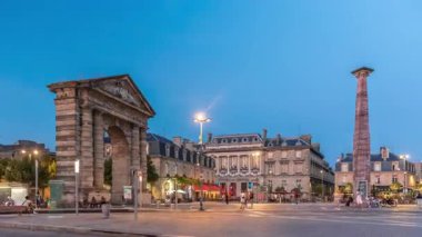 Place de la Victoire 'da Porte dAquitaine kemeri ve dikilitaş Bordeaux, Fransa' da gece gündüz geçiş süreleri aşırı hızlanıyor. Tramvay hatları, kafeleri ve çevresini çevreleyen canlı Bordeaux 'nun tarihi simgesi.