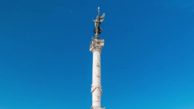 Esplanade Des Quinconces 'daki çeşmeli Aux Girondins Anıtı Bordeaux, Fransa' da zamanaşımına uğradı. Tarihi eser ve mimari şaheser özgürlüğü ve devrimi simgeliyor. Mavi gökyüzü