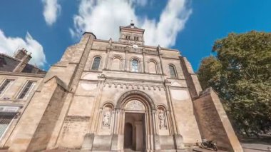 Santiago de Compostela 'ya giden Hacılar Yolu' nun bir parçası olan Bordeaux, Fransa 'da Aziz Seurin Bazilikası zaman atlaması. Mavi bulutlu gökyüzünün altında, detaylı girişi olan tarihi kilisenin ön manzarası..