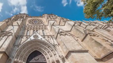 Saint-Andre de Bordeaux Katedrali 'nin zaman çizelgesi. Canlı mavi bulutlu gökyüzünün altında ikiz kuleler var. Girişle ilgili perspektife bakmak sakin bir şehir atmosferi yaratır. Bordeaux, Fransa