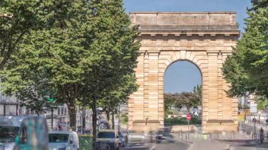 Porte de Bourgogne zaman dilimi, Fransa Bordeaux 'daki tarihi ortaçağ kapısı. Klasik mimari, ağaçlı sokaklar ve yoğun trafik ile çevrili, zafer kemeri olan ikonik bir yer.
