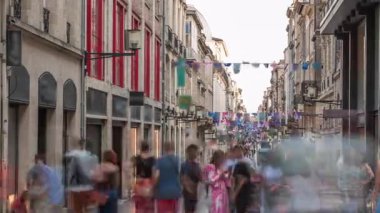 Fransa 'nın Bordeaux şehrinde Sainte-Catherine sokağında turistler ve yerel halk yürüyüş ve alışveriş yapıyor. Ülkedeki en uzun yaya caddesi. Caddeyi renkli bayraklar süslüyor. Kentsel yaşamın atmosferi