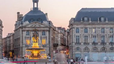 Place de la Bourse ve Miroir deau gündüz Bordeaux, Fransa 'daki geçiş zamanları aydınlatılmış tarihi mimariyi yansıtıyor. Tramvay ve tramvay geçen şehir ve çeşme.