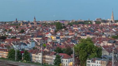 Tren istasyonu yakınlarındaki Schaerbeek 'te Brüksel ufuk çizgisi üzerinde hava gününden geceye geçiş zamanı panoraması. Konut blokları, Saint-Servais Kilisesi ve belediye binası Belçika 'nın kırmızı çatılarıyla çevrili.
