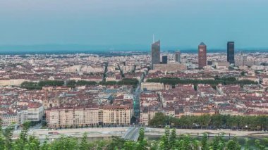 Gün batımından sonra Lyon 'un panoramik hava görüntüsü Fourviere Hill' den gece dönüşümüne kadar. Ufuk çizgisinde Rhone Nehri ve sıcak bir akşamda aydınlanan ikonik kent simgeleri yer alıyor.