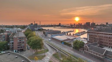 Gün batımında Maashaven zamanının hava panoramik görüntüsü Rotterdam 'da demirli iç gemilerle, Katendrecht ve Maas Nehri. Eski fabrika ofis ve etkinlik alanına dönüştü. Yollar boyunca trafik
