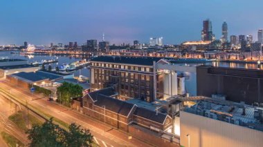 Maashaven 'daki kulelerin hava panoramik görüntüsü gece gündüz geçiş zamanlarında demirli gemilerle, Katendrecht ve Maas River, Rotterdam. Fabrika yakınındaki trafik ofis ve etkinlik alanına dönüştürüldü