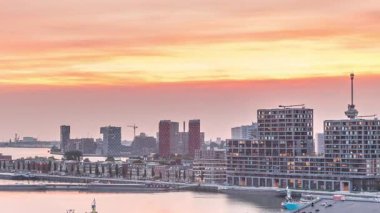 Rotterdam, Hollanda 'daki Katendrecht Yarımadası ve Maashaven Limanı' nın panoramik hava ve gece geçiş zamanı. Şehir silueti modern gökdelenler ve geleneksel Hollanda rıhtım evleri