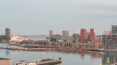 Güneş doğduktan sonra Maashaven 'da Katendrecht ve Maas Nehri' nin iç kısımlarına demirlemiş gemileriyle birlikte havadan izleniyor. Eski fabrika ofis ve etkinlik alanına dönüştü. Rotterdam, Hollanda