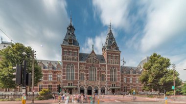 Rijksmuseum 'dan Hiperlapse, Amsterdam' daki müze meydanında ünlü bir turistik mekan. Hollanda Ulusal Müzesi, Hollanda sanat ve tarih zaman dilimine adanmıştır. Girişte yürüyen insanlar.