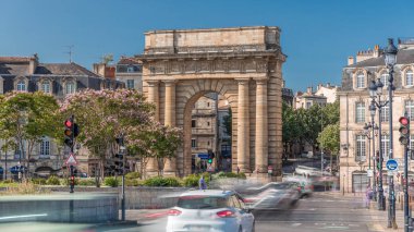 Porte de Bourgogne zaman atlaması, Fransa Bordeaux 'daki tarihi ortaçağ geçidi. Klasik mimari, ağaçlı sokaklar ve yoğun trafik ile çevrili, zafer kemeri olan ikonik bir yer.