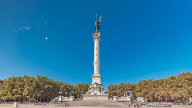 Esplanade Des Quinconces 'daki çeşmeli Aux Girondins Anıtı Bordeaux, Fransa' da zamanaşımına uğradı. Tarihi eser ve mimari şaheser özgürlüğü ve devrimi simgeliyor. Mavi gökyüzü