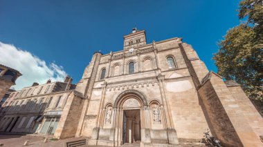 Santiago de Compostela 'ya giden Pilgrim Yolu' nun bir parçası olan Bordeaux, Fransa 'da Aziz Seurin Bazilikası zaman atlaması. Mavi bulutlu gökyüzünün altında, detaylı girişi olan tarihi kilisenin ön manzarası..