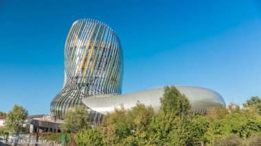 La Cite du Vin şarap müzesi zaman müzesi Bordeaux, Fransa 'da, Garonne Nehri yakınlarında. Güneş ışığını mavi gökyüzüne yansıtan cam cepheli modern bir mimari mucize. Şarap sergileri ve etkinlikleriyle ünlüdür.