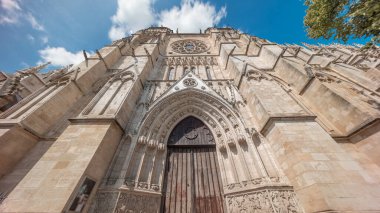 Saint-Andre de Bordeaux Katedrali 'nin zaman çizelgesi. Canlı mavi bulutlu gökyüzünün altında ikiz kuleler var. Girişle ilgili perspektife bakmak sakin bir şehir atmosferi yaratır. Bordeaux, Fransa