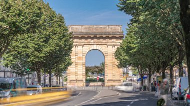 Porte de Bourgogne zaman dilimi, Fransa Bordeaux 'daki tarihi ortaçağ kapısı. Klasik mimari, ağaçlı sokaklar ve yoğun trafik ile çevrili, zafer kemeri olan ikonik bir yer.