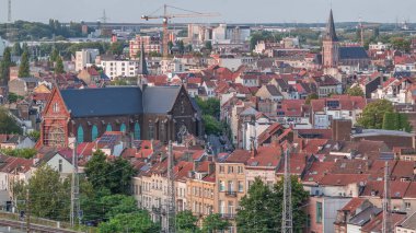 Brüksel 'in Schaerbeek kentindeki hava zaman çizelgesi manzarası ile en eski kiliselerden biri olan Aziz Nicholas Romen Ortodoks Kilisesi. Ön planda kırmızı çatılı evler ve şehir manzarası