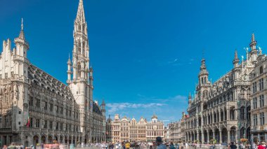 Brüksel, Belçika 'daki Grand-Place (Grote Markt) zaman atlaması. Brabantine Gotik Belediye Binası, Barok loncaları ve tarihi şehir merkezinde hareketli turistler. UNESCO Dünya Mirası Alanı