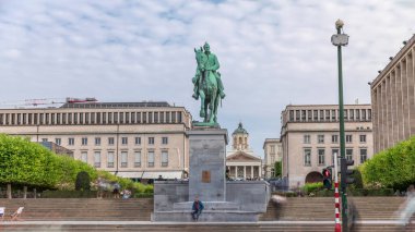 Brüksel, Belçika 'daki Place de l' Albertine 'in hiperlapesi, Kral I. Albert ve Belçika Kraliyet Kütüphanesi' nin bronz binicilik heykeli. Arka planda Mont des Arts Garden manzarası