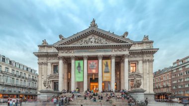Akşamları Brüksel Borsası 'nın Neo-Rönesans ve İkinci İmparatorluk stillerinde dramatik bulutların zaman aşımına uğraması. Grand Place yakınlarındaki ikonik cephe, Belçika 'nın finansal mirasını gözler önüne seriyor.