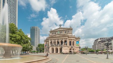 Frankfurt 'taki Alte Oper (Eski Opera) evinde, Opernplatz' da bir konser salonu. Meydanda, tarihi dönüm noktalarını vurgulayan insanların dolaştığı merkezi bir çeşme bulunuyor.