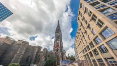 Ehemalige Hauptkirche St. Nikolai zaman atlaması hipervanesine, Hamburg, Almanya 'da yanan Aziz Nicholas Kilisesi' nin çan kulesine bakış açısına bakıyorum. İkonik neogotik anıt sitesi