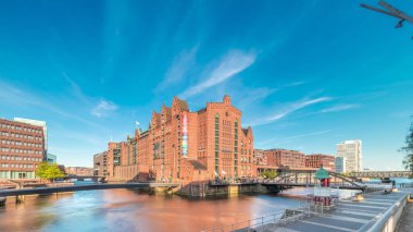 Hamburg 'daki ünlü Speicherstadt, Uluslararası Denizcilik Müzesi, ikonik tuğla binalar, kemer köprüler, kanallar ve rıhtımların yer aldığı hiperhızlandırılmış zaman atlaması. Almanya 'nın tarihi simgesi.