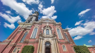 St. Michael Kilisesi zaman atlaması, Hamburg, Almanya. Hauptkirche Sankt Michaelis, ya da Michel şehirdeki en ünlü Lutheran kilisesidir, bir barok kulesi ve ikonik saati vardır.