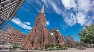 St. Peter Kilisesi ya da Hauptkirche St. Petri zaman atlaması Hamburg, Almanya 'da. Bu Protestan Luteryan kilisesinde yüksek kulesi, trafiği ve mavi gökyüzü arkaplanı olan gotik mimari yer almaktadır.