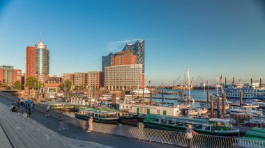 Jan Fedder Gezinti Alanı Hamburg, Almanya 'da, canlı bir liman bölgesi. Günbatımında Elbe Nehri 'nde ünlü binalarla birlikte gemiler ve botlar. Rahatlama ve manzaralı güzellik