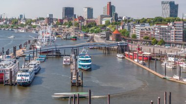 Jan Fedder Gezinti Alanı Hamburg, Almanya 'da canlı bir liman bölgesi. Elbe Nehri 'ndeki marinada gemiler ve tekneler. Arkasında ünlü binalar var. Rahatlama ve manzaralı güzellik