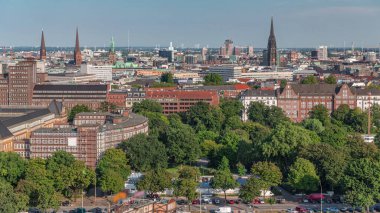 Hamburg 'un tarihi şehir merkezinin hava panoramik zaman çizelgesi. Pazar meydanında ikonik belediye binası kulesi ve kilise kuleleri var. Antik liman bölgesi Almanya 'nın sığınak perspektifinden görülüyor