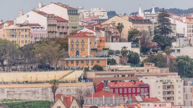 Lizbon 'un merkezindeki hava manzarası Miradouro de Sao Pedro de Alcantara zaman ayarlı. Tepedeki renkli evler. Parktaki ve kafedeki masalı insanlar. Portekiz