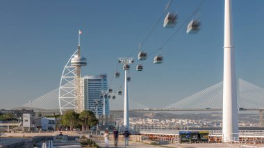 River Tagus 'un gezinti alanı Vasco da Gamma Köprüsü' ne yakın olan uluslar arası zaman atlaması parkında. Lizbon, Kuzey İstasyonu 'na telgraf çek. Rıhtımda bir kule. Portekiz 'in seyahat hedefi