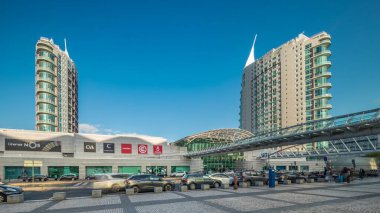 Vasco da Gama Alışveriş Merkezi, Lisboa Oriente tren istasyonunun yakınındaki hızlandırılmış zaman aşımı. İki gökdeleni ve yürüyen köprüsü olan büyük bir mimarlık projesinin parçası. Lizbon, Portekiz