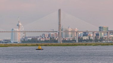 Lizbon 'da Tagus nehri üzerindeki Vasco da Gama Köprüsü' nün üzerinde Milletler Parkı, modern mimari, Portekiz. Yeni açılan Percurso Ribeirinho de Loures yürüyüş yolundan gün batımı manzarası