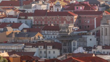 Santa Justa Asansör zaman çizelgesine sahip Baixa bölgesi ayrıca Carmo Asansörü ve renkli evler olarak da adlandırılır. Gün batımında Miradouro da Graca 'dan hava manzarası. Portekiz