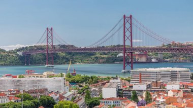 25 Nisan Köprüsü, Portekizce Ponte 25 de Abril, Avrupa 'nın en uzun asma köprüsü. Portekiz 'in Lizbon kentini Tagus Nehri üzerindeki Almada belediyesine bağlıyoruz.