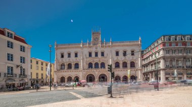 Lizbon 'daki Rossio İstasyonu zaman aşımına uğradı. Zebra geçişi ve sokak trafiği ile ön manzara. Don Pedro IV Meydanı 'ndaki 19. yüzyıl demiryolu binası. Portekiz.