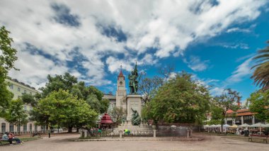 Dom Luis Garden, Lizbon 'un Baixa semtinde, Cais do Sodre tren istasyonu yakınlarında, arka planda şehir manzarası olan bir zaman atlaması yaşıyor. İnsanlar rahatlıyor ve bankta oturuyor.