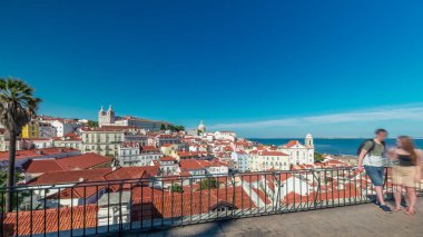 Belvedere Miradouro das Portas do Sol hiperlapse manzarasının tadını çıkaran turistler. Alfama 'nın en eski bölgesi Panorama, Aziz Stephen Kilisesi ve Ulusal Panteon. Lizbon, Portekiz