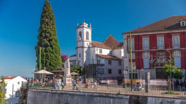 Sao Vicente zaman atlaması (Saragossa 'lı Aziz Vincent) heykeli, Alfama Bölgesi' ndeki Largo De Santa Luzia kilisesinde Lizbon 'un koruyucu azizi. Miradouro das Portas do Sol. Lizbon, Portekiz.
